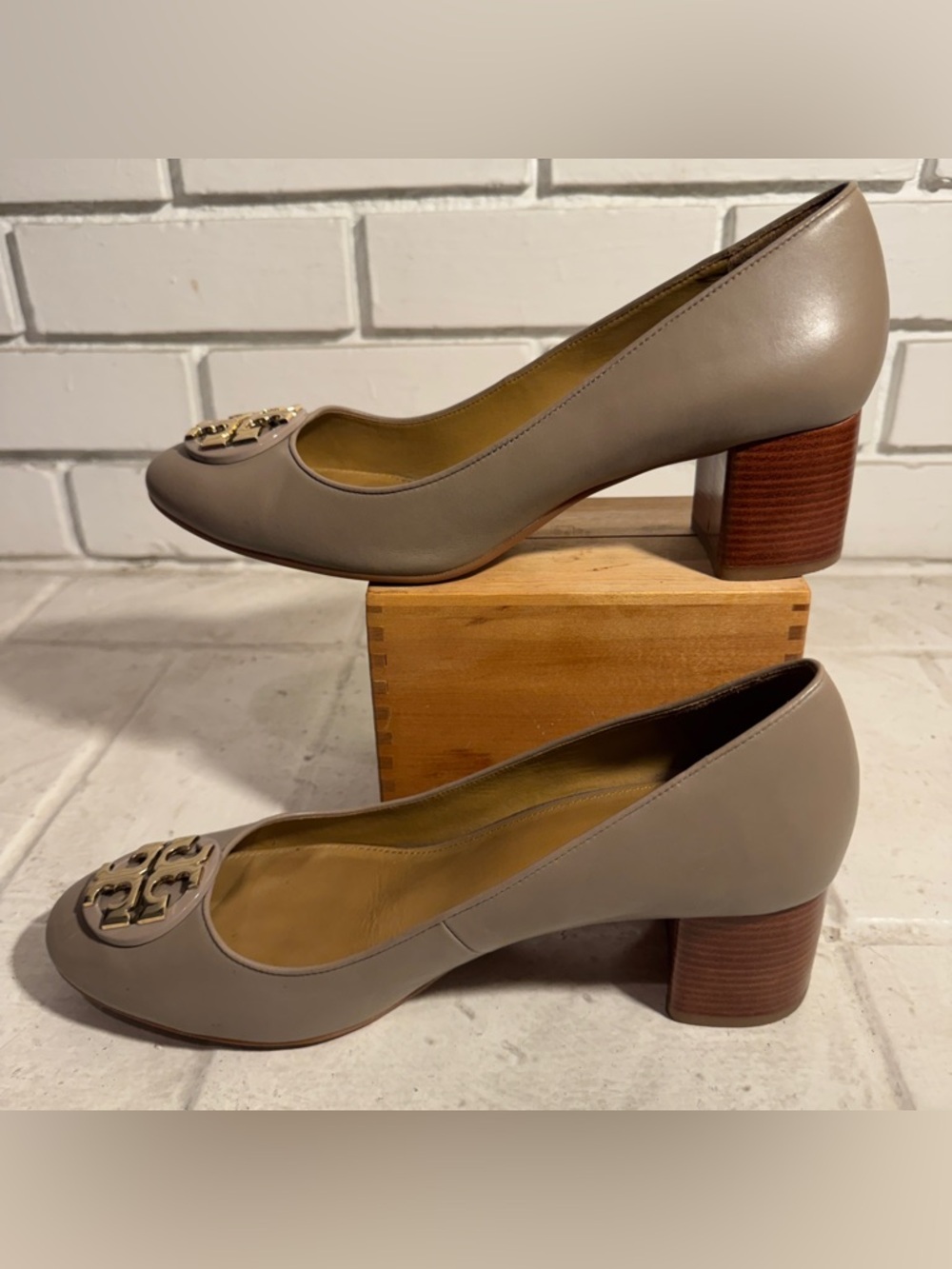 Tory Burch Claire 50mm Round Toe Pump French Gray Gold Size 10 - Picture 10 of 16